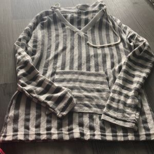 Comply stripped top.